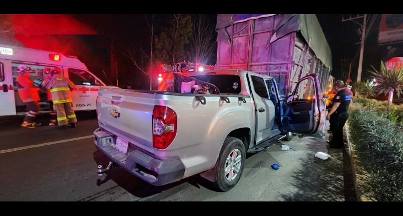 ILESO DE MILAGRO TRAS IMPACTARSE CON UN TRÁILER Y QUEDAR PRENSADO