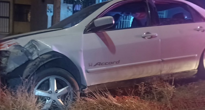 CHOQUE CONTRA OBJETO FIJO EN AVENIDA LUISA FERNÁNDEZ VILLA ES ATENDIDO POR LA POLICÍA VIAL