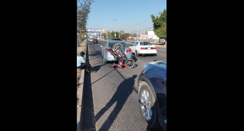MOTOCICLISTA CHOCÓ CONTRA  UN AUTOMÓVIL EN AVENIDA AGUASCALIENTES