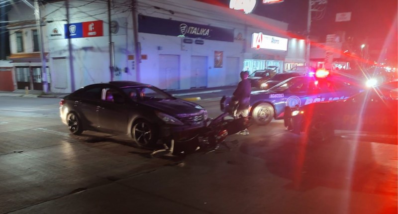 PAR DE ADOLESCENTES PROTAGONIZAN DESIGUAL CHOQUE MOTO VS CARRO EN PRIMER ANILLO