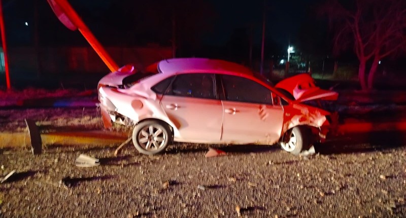 OTRO EBRIO AL VOLANTE SE IMPACTA CONTRA ÁRBOL Y POSTE EN TERCER ANILLO, AGUASCALIENTES