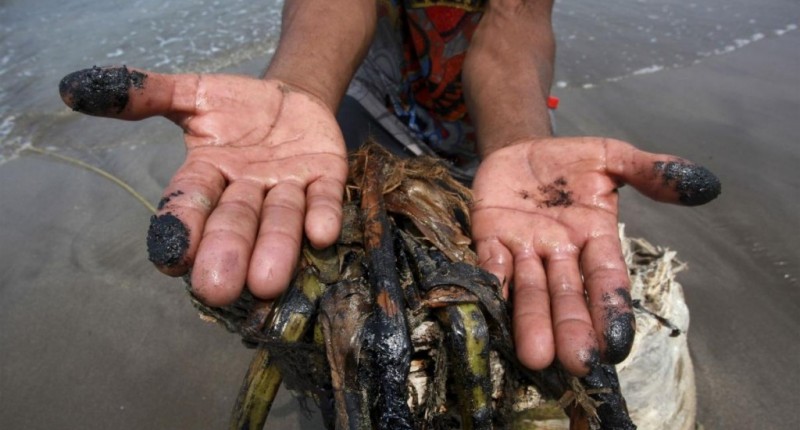 DENSA CAPA DE CHAPOPOTE AFECTA 16 PLAYAS Y LAGUNAS DE VERACRUZ Y TABASCO