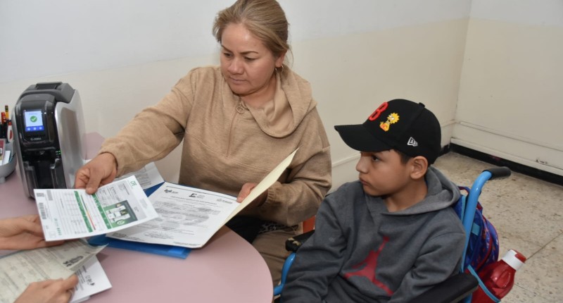 DIF ESTATAL DE AGS ENTREGA CREDENCIALES QUE BRINDAN DESCUENTOS Y BENEFICIOS A PERSONAS CON DISCAPACIDAD