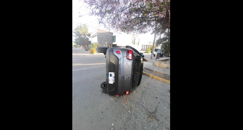 SE REGISTRÓ CHOQUE CON POSTERIOR VOLCADURA EN EL FRACCIONAMIENTO JARDINES DE LAS FUENTES, AGS
