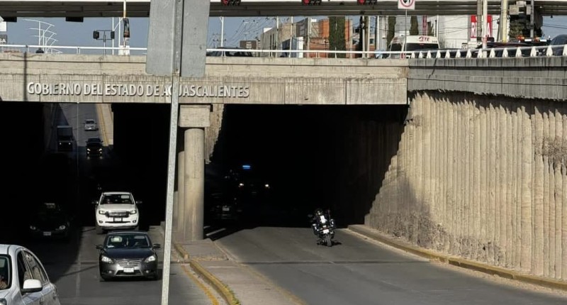 FUE UN VEHICULO EL QUE PROVOCÓ LA MUERTE DE UN MOTOCICLISTA EN EL PASO A DESNIVEL DE LOPEZ MATEOS EN AGS