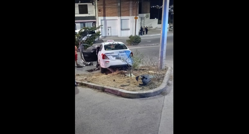ASALTO A TAXISTA EN AGS TERMINA EN CHOQUE CONTRA ISLETA DEL CAMELLÓN EN EL FRACCIONAMIENTO NATURA