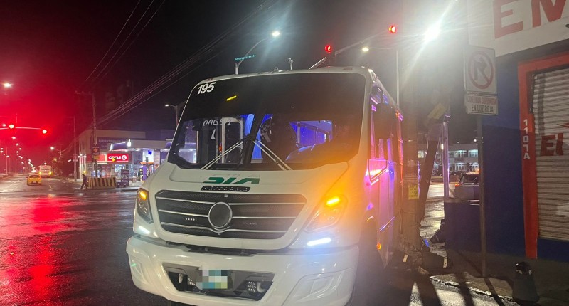 AUTOBÚS DE PERSONAL CHOCÓ CONTRA BOLARDOS, POSTES Y UNA COLUMNA EN AVENIDA SIGLO XXI, EN AGS