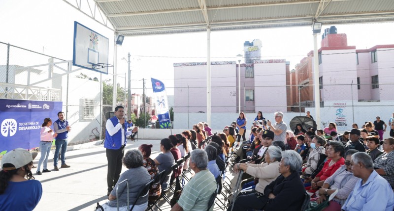 SE REÚNE ALCALDE DE AGS, LEO MONTAÑEZ, CON FAMILIAS DEL FIDEL VELÁZQUEZ