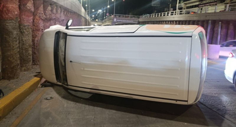 CAMIONETA VOLCÓ EN AVENIDA AGUASCALIENTES