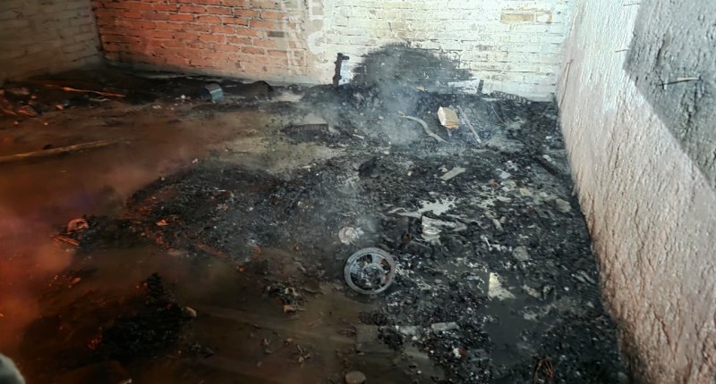 TRAS INCENDIÓ DE VIVIENDA EN OBRA NEGRA FRENTE AL PANTEÓN SAN FRANCISCO, EN AGS BOMBEROS RESCATARON A UN PERRO | VIDEO 