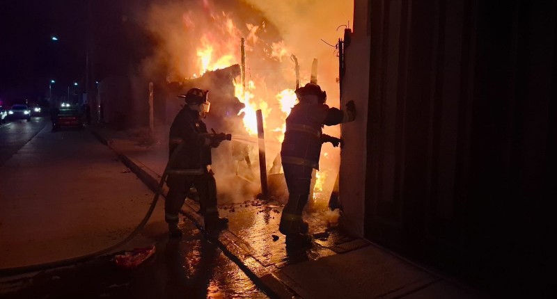 RESCATAN A MUJER DE INCENDIO DE CASA HABITACIÓN EN CUMBRES II, EN AGS 