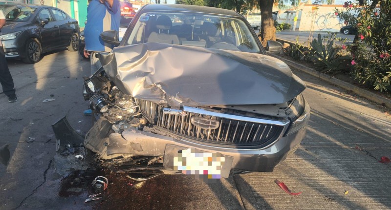 SE REGISTRÓ APARATOSO CHOQUE POR ALCANCE ENTRE DOS VEHÍCULOS EN AVENIDA ESFUERZO NACIONAL, EN AGS