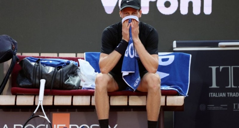 JANNIK SINNER SUFRE MOLESTIAS RESPIRATORIAS EN UN JUEGO; EXTENISTA AFIRMA QUE FUE `ATAQUE DE PÁNICO`