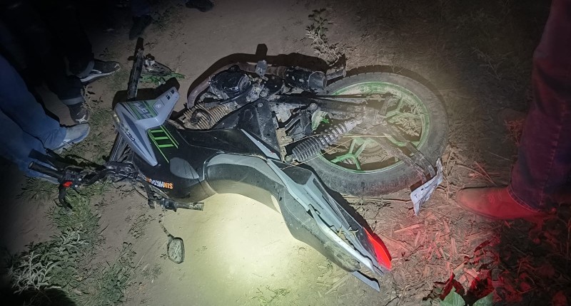 MUERE JOVENCITO AL SALIR DEL CAMINO EN MOTOCICLETA Y CHOCAR CONTRA ÁRBOL EN RINCÓN DE ROMOS; OTRO ESTÁ GRAVEMENTE HERIDO
