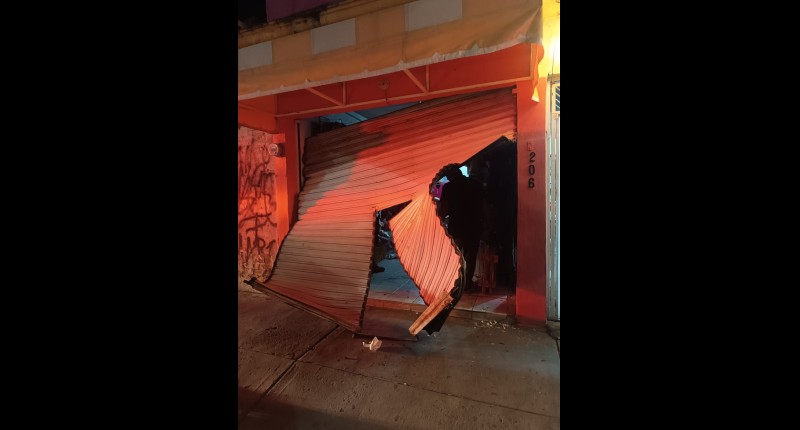 AUTOMOVILISTA  CHOCÓ CONTRA LA CORTINA METÁLICA DE UN LOCAL EN LA JOSÉ LÓPEZ PORTILLO, EN AGS