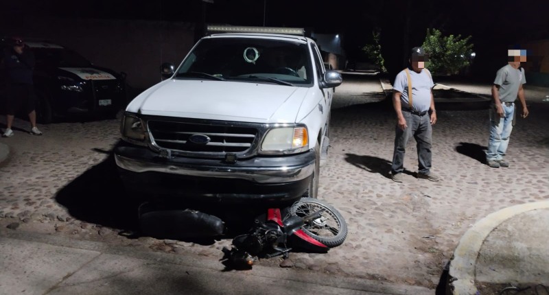SE REGISTRÓ DESIGUAL CHOQUE ENTRE UNA MOTOCICLETA Y UNA CAMIONETA EN LA COMUNIDAD LOS CAÑOS, EN AGS