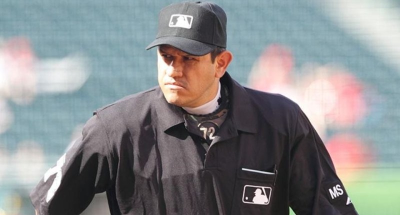 UMPIRE MEXICANO DE GRANDES LIGAS RECIBE PELOTAZO A 152 KM/H Y ABANDONA EL ENCUENTRO
