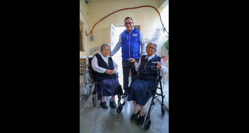 `REGRESAR CON LA GENTE Y CUMPLIR CON HECHOS`: MAX RAMÍREZ ENTREGA SILLAS DE RUEDAS Y ANDADERAS A FAMILIAS DE AGS QUE MÁS LO NECESITAN