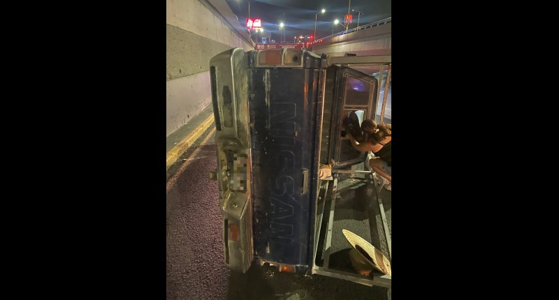 EBRIO AUTOMOVILISTA CHOCÓ CONTRA EL MURO DE CONTENCIÓN Y VOLCÓ EN AVENIDA AGUASCALIENTES