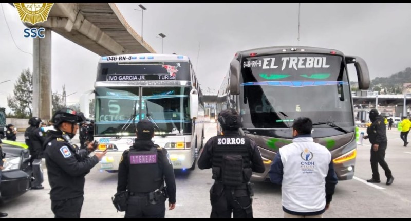 POLICÍAS DE LA CDMX ASEGURAN ARTEFACTOS EXPLOSIVOS CASEROS EN AUTOBUSES DONDE VIAJABAN NORMALISTAS DE AYOTZINAPA