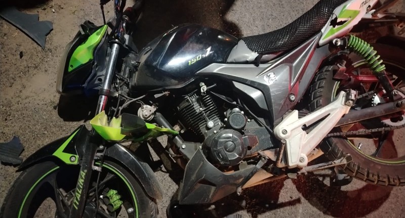 SE REGISTRÓ CHOQUE ENTRE UNA MOTOCICLETA Y UN AUTOMÓVIL EN EL FRACCIONAMIENTO NATURA, EN AGS