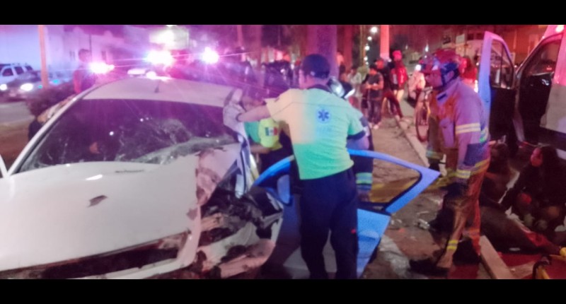 CONDUCTORA QUEDÓ PRENSADA EN SU VEHÍCULO TRAS CHOCAR DE LLENO CONTRA EL CAMELLÓN EN LA COLONIA ALTAVISTA, EN AGS 