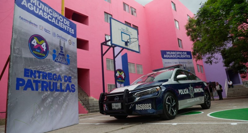 ALCALDE DE AGS, LEO MONTAÑEZ, ENTREGÓ PATRULLA PARA LOS FRACCIONAMIENTOS OJO DE AGUA Y MÉXICO PARA SEGURIDAD DE LAS FAMILIAS