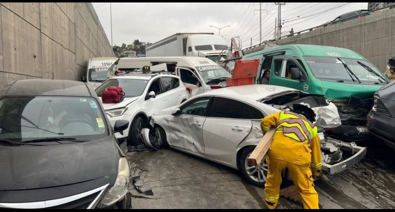 TRÁILER SE QUEDA SIN FRENOS Y PROVOCA CARAMBOLA DE 36 VEHÍCULOS EN TIJUANA | VIDEO 