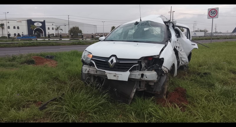 RENAULT LOGAN VOLCADO EN LA 45 NORTE, AGUASCALIENTES