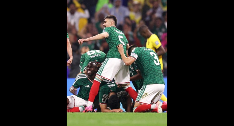 MÉXICO AVANZÓ A LOS OCTAVOS DE FINAL DE LA COPA DEL MUNDO AL GANARLE 2-0 A ECUADOR.