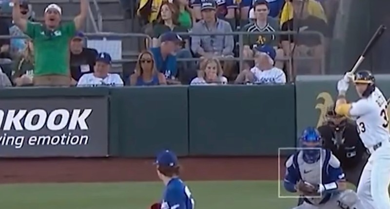 PASIÓN SIN FRONTERAS: AFICIONADO MEXICANO EN JUEGO DE GRANDES LIGAS DE BEISBOL CELEBRA EUFÓRICO GOL DE MÉXICO ANTE ECUADOR