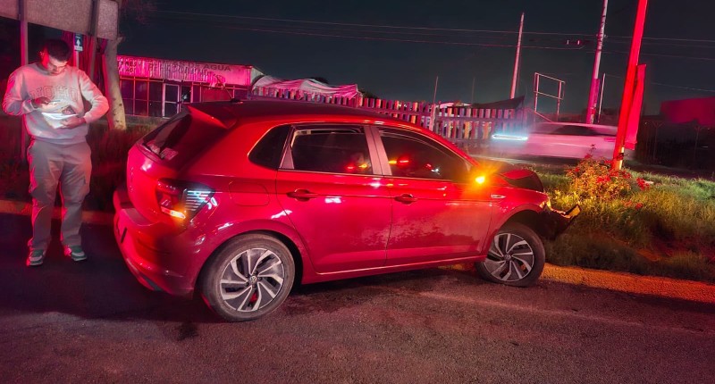 BORRACHO PROVOCA ACCIDENTE EN MÚLTIPLE EL QUE OTRO VEHÍCULO CHOCÓ EN UN ESTABLECIMIENTO COMERCIAL EN EL FRACCIONAMIENTO TROJES DE ALONSO 
