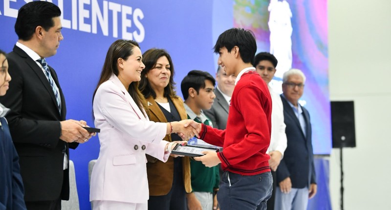 EL TALENTO DE AGUASCALIENTES TIENE FUTURO: TERE JIMÉNEZ RECONOCE A ESTUDIANTES SOBRESALIENTES