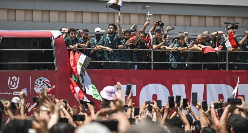 SELECCIONADOS DE EGIPTO SON RECIBIDOS COMO HÉROES EN SU PAÌS TRAS POLÉMICA ELIMINACIÓN DEL MUNDIAL ANTE ARGENTINA