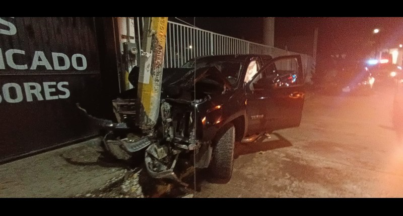 AUTOMOVILISTA CHOCÓ CONTRA UN ÁRBOL EN EN FRACCIONAMIENTO SANTA ANITA, EN AGS