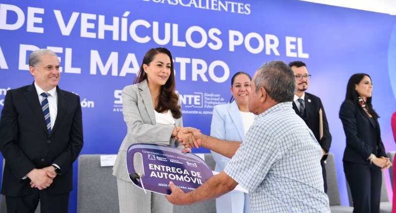 TERE JIMÉNEZ ENTREGA VEHÍCULOS A GANADORES DE LOS FESTEJOS DEL DÍA DEL MAESTRO 2026