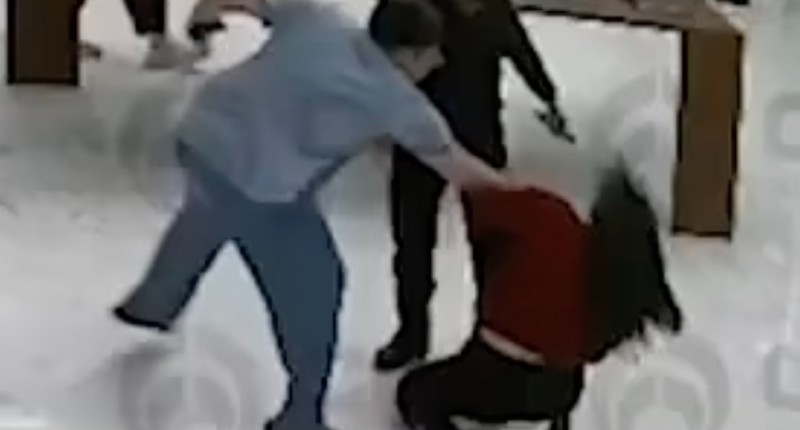 AGRESIVO ´ASESOR´ ATACA A RECEPCIONISTA EN HOTEL DE SANTA FE, CDMX l VIDEO