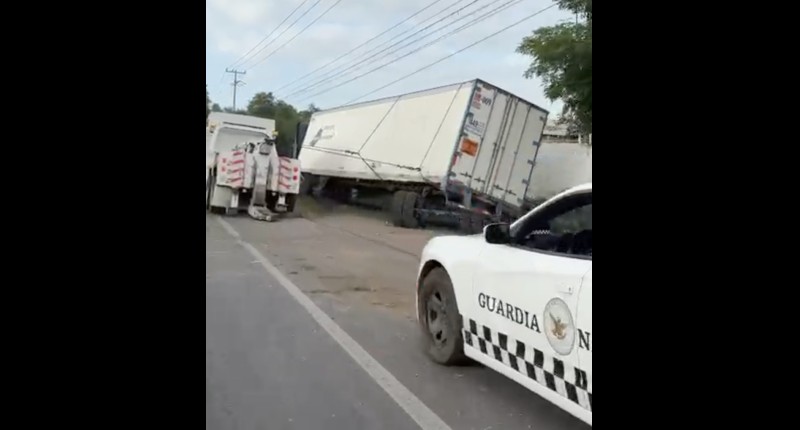VIDEO| FUE UN TRÁILER QUE SE SALIÓ DEL CAMINO Y CHOCÓ CONTRA UN POSTE DE CFE LO QUE PROVOCA EL EMBOTELLAMIENTO EN LA 45 SUR ESTÁ MAÑANA, CIRCULACIÓN NORTE SUR A LA ALTURA DE VISTA ALEGRE