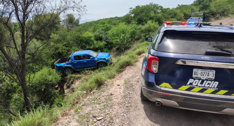  CAMIONETA SALE DEL CAMINO Y VUELCA EN EL MUNICIPIO DE CALVILLO, HAY TRES PERSONAS LESIONADAS TRASLADADAS AL HOSPITAL