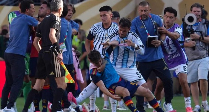 FIFA ABRE INVESTIGACIÓN POR PELEA EN FINAL ESPAÑA VS ARGENTINA Y ADVIERTE SANCIONES