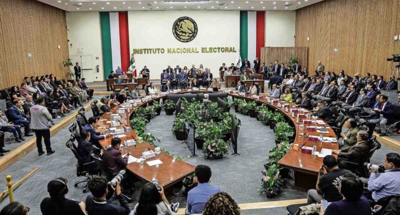 INE RECHAZA DISCUTIR LINEAMIENTOS PARA REGULAR CAMPAÑAS ADELANTADAS; OPOSICIÓN RECLAMA INACCIÓN