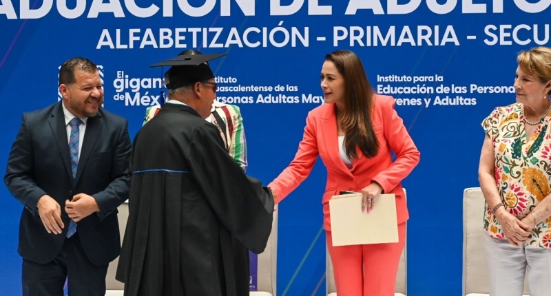 CUMPLEN EL SUEÑO DE ESTUDIAR: 200 PERSONAS ADULTAS MAYORES DE AGS RECIBEN CONSTANCIAS DE ALFABETIZACIÓN Y CERTIFICADOS DE PRIMARIA Y SECUNDARIA