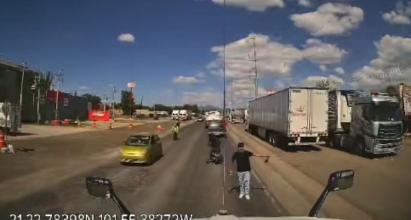 CAPTAN EN VIDEO UN INTENTO DE ASALTO A TRÁILER EN LAGOS DE MORENO; CONDUCTOR LOGRA ESCAPAR