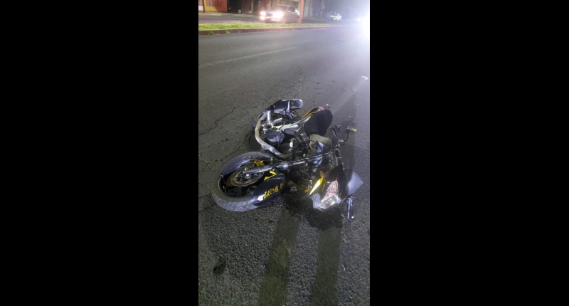 MOTOCICLISTA CHOCÓ DE LLENO CONTRA UN POSTE EN AVENIDA HÉROE DE NACOZARI, EN AGS Y RESULTÓ LESIONADO