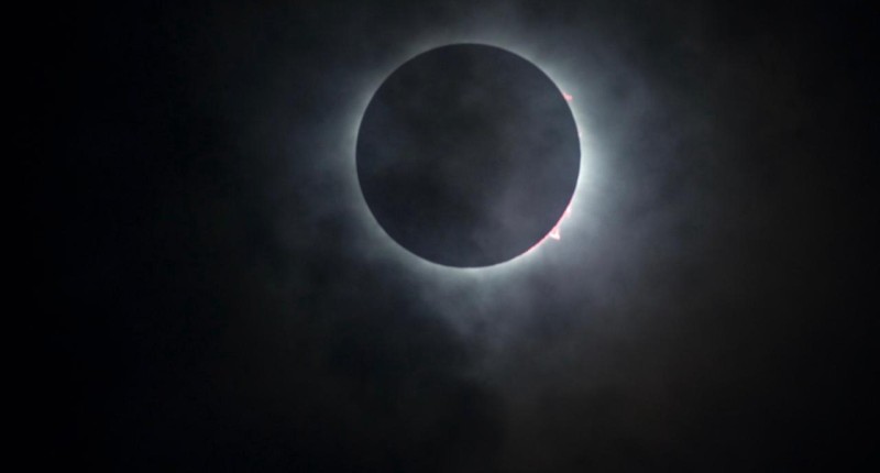 UNA NOCHE, DOS GRANDES ESPECTÁCULOS ASTRONÓMICOS: ECLIPSE TOTAL DE SOL Y LLUVIA DE ESTRELLAS