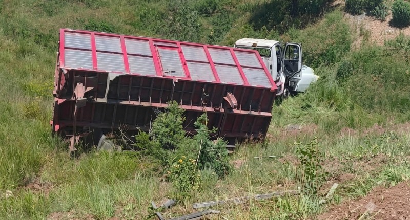 DOS LESIONADOS TRAS CAER A BORDO DE UN TORTON EN UN BARRANCO EN EL LIBRAMIENTO CARRETERO PONIENTE DE AGS