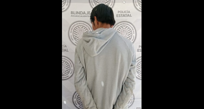DETIENEN A JOVEN CON ARMA BLANCA Y MOTOCICLETA CON ALTERACIONES EN COSÍO, AGS