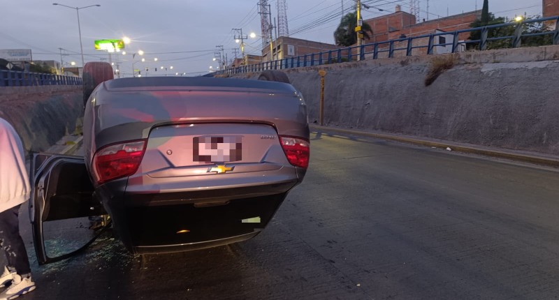 VOLCADURA ESTA MAÑANA EN AVENIDA SIGLO XXI DEJA SOLO DAÑOS MATERIALES