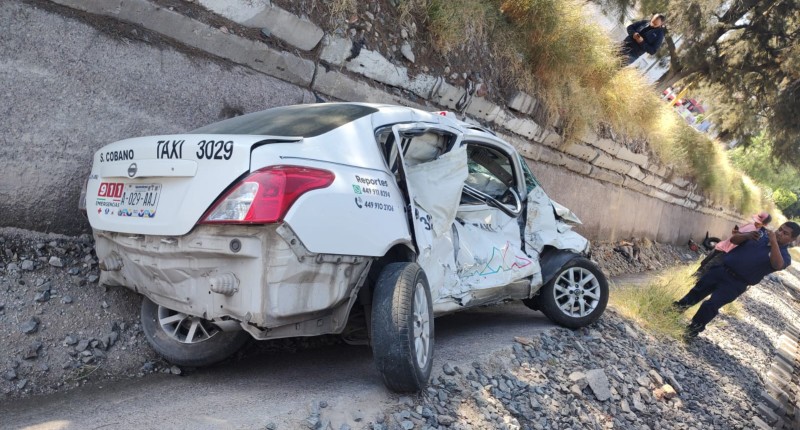 TAXISTA FUE IMPACTADO POR EL TREN EN CASA BLANCA, AGUASCALIENTES