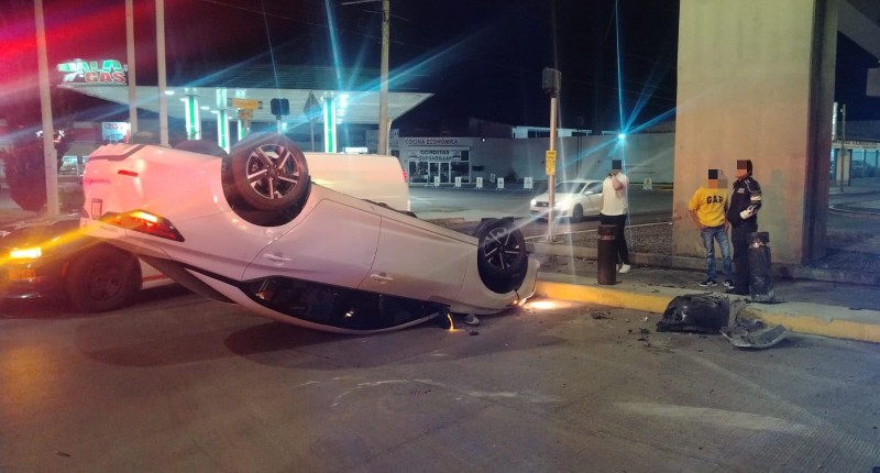 EBRIO CONDUCTOR CHOCÓ A GRAN VELOCIDAD CONTRA UN BOLARDO EN AVENIDA AGUASCALIENTES Y VOLCÓ